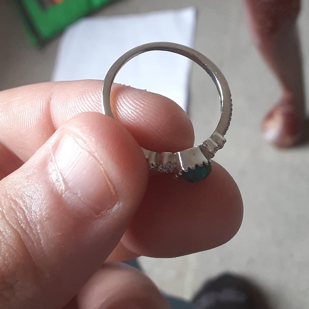An emerald ring - Picture 2 of 2